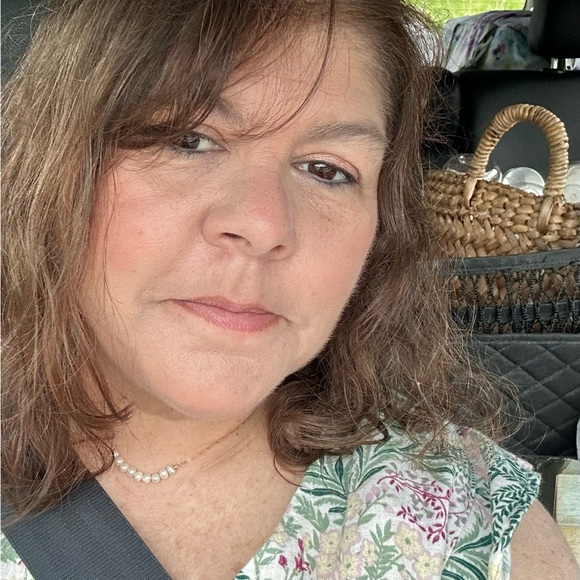 Meet your Posher, Lauren - Picture 3 of 5